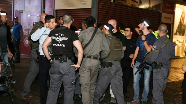قوات الأمن الإسرائيلية في موقع هجوم في محطة الحافلات المركزية في مدينة بئر السبع جنوبي إسرائيل، 18 أكتوبر، 2015. (Meir Even Haim/Flash90) قوات الأمن الإسرائيلية في موقع هجوم في محطة الحافلات المركزية في مدينة بئر السبع جنوبي إسرائيل، 18 أكتوبر، 2015. (Meir Even Haim/Flash90)