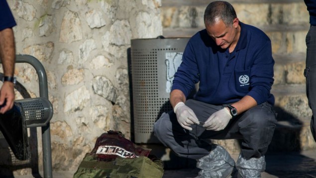 محقق شرطة بالقرب من جثث منفذي هجوم فلسطينيين في موقع هجوم إطلاق النار والطعن بالقرب من باب العامود في القدس، 3 فبراير، 2016. (Yonatan Sindel/Flash90) محقق شرطة بالقرب من جثث منفذي هجوم فلسطينيين في موقع هجوم إطلاق النار والطعن بالقرب من باب العامود في القدس، 3 فبراير، 2016. (Yonatan Sindel/Flash90)