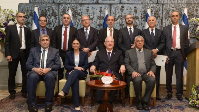 الرئيس رؤوفن ريفلين ووزيرة العدل ايليت شاكيد مع القضاة الشرعيين الجدد خلال حفل تعيينهم في منزل الرئيس في القدس، 9 فبراير 2016 (Mark Neyman/GPO)