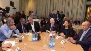 الرئيس رؤوفين ريفلين (الثالث من اليمين) خلال لقاء مع وزيرة المساواة الإجتماعية غيلا غمليئيل (الثانية من اليمين) وعضو الكنيست عن المعسكر الصهيوني زهير بهلول (من اليمين) ووزير المالية موشيه كحلون (الثالث من اليسار) وقادة من الوسط العربي في إسرائيل، 24 فبراير، 2016. (Mark Neyman/GPO)