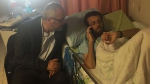 الأسير الفلسطيني المضرب عن الطعام محمد القيق مع عضو الكنيست من "القائمة (العربية) المشتركة" أسامة سعدي في مستشفى "هعيمك" في مدينة العفولة، 26 فبراير، 2016. (بتصرف من ’القائمة المشتركة’)