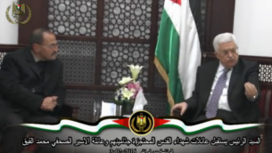 رئيس السلطة الفلسطينية محمود عباس يلتقي مع أسر منفذي هجمات فلسطينيين في رام الله الأربعاء، 3 فبراير، 2016. (لقطة شاشة: Ynet)
