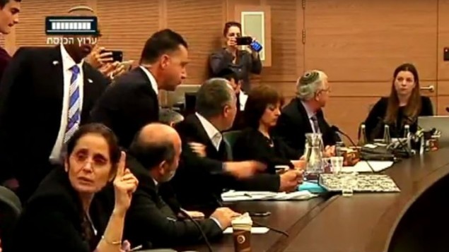 لجنة الدستور، القانون والعدل في الكنيست خلال نقاش محتدم وصاخب في 9 فبراير 2016، والطاقم الامني للكنيست يتهيأ باخراج النائب عبدالله ابو معروف (Knesset channel screenshot)