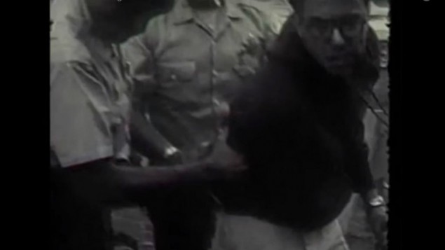 صورة من عام 1963 تظهر إعتقال بيرني ساندرز، ابن ال21 عاما في ذلك الوقت، خلال تظاهرة ضد الفصل في مدارس شيكاغو الحكومية. (YouTube screen capture of Kartemquin Films footage) صورة من عام 1963 تظهر إعتقال بيرني ساندرز، ابن ال21 عاما في ذلك الوقت، خلال تظاهرة ضد الفصل في مدارس شيكاغو الحكومية. (YouTube screen capture of Kartemquin Films footage)