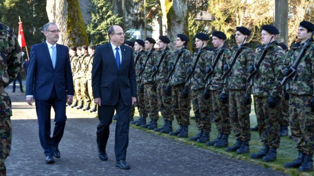 وزير الدفاع موشيه يعالون في سويسرا، 11 فبراير، 2016. (Ariel Hermoni/Defense Ministry) وزير الدفاع موشيه يعالون في سويسرا، 11 فبراير، 2016. (Ariel Hermoni/Defense Ministry)
