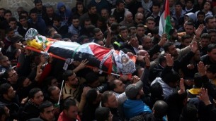 فلسطينيون يشيعون جثمان أمجد أبو عمر السكري، الذي قُتل خلال تنفيذه لهجوم ضد جنود إسرائيليين بالقرب من مستوطنة بيت إيل، خلال جنازته في قرية جماعين جنوبي نابلس، 1 فبراير، 2016. (AFP / JAAFAR ASHTIYEH)