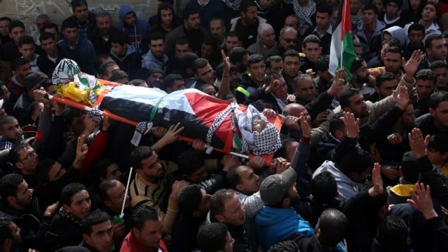 فلسطينيون يشيعون جثمان أمجد أبو عمر السكري، الذي قُتل خلال تنفيذه لهجوم ضد جنود إسرائيليين بالقرب من مستوطنة بيت إيل، خلال جنازته في قرية جماعين جنوبي نابلس، 1 فبراير، 2016. (AFP / JAAFAR ASHTIYEH) فلسطينيون يشيعون جثمان أمجد أبو عمر السكري، الذي قُتل خلال تنفيذه لهجوم ضد جنود إسرائيليين بالقرب من مستوطنة بيت إيل، خلال جنازته في قرية جماعين جنوبي نابلس، 1 فبراير، 2016. (AFP / JAAFAR ASHTIYEH)