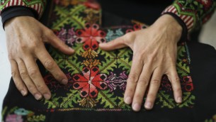في هذه الصورة التوضيحية، سيدة بدوية تعرض صناعات يدوية نسائية في ’تطريز الصحراء:  جمعية تحسين مكانة المرأة’ في بلدة اللقية البدوية، 1 أبريل، 2014. (Hadas Parush/Flash 90))