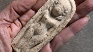 تمثال أثري تم العثور عليه في تل رحوف، في وادي بيسان (Clara Amit, courtesy of the Israel Antiquities Authority)