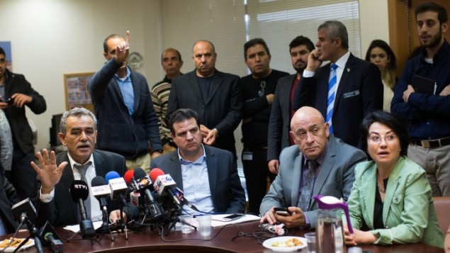 اعضاء القائمة العربية المشتركة جمال زحالقة (يسار)، ايمن عودة، باسل غطاس وحنين زعبي خلال الجلسة الاسبوعية للقائمة في الكنيست، 8 فبراير 2016 (Yonatan Sindel/Flash90)