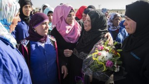نساء عربيات من مواطني إسرائيلي تودعن زميلتهم الفلسطينية (الثانية من اليسار) في مصنع ’صودا ستريم’ في مدينة رهط الإسرائيلية في صحراء النقب. الفلسطينية كانت إحدى آخر العمال الفلسطينيين في مصنع ’صودا ستريم’ الذين تم تسريحهم في أعقاب معركة على منح تصاريح عمل لهم، 29 فبراير، 2016. (AFP / JACK GUEZ)