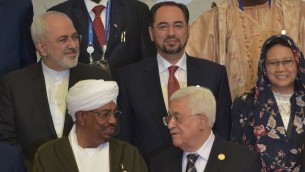 الرئيس الفلسطيني محمود عباس (اسفل اليمين) يتحدث مع الرئيس السوداني عمر البشير (اسفل اليسار) مع وزيرة خارجية اندونيسيا ريتنو مارسودي (اعلى اليمين) ووزير الخارجية الافغاني صلاح الدين رباني (مركز) ووزير الخارجية الإيراني محمد جواد ظريف في الخلفية، خلال افتتاح القمة الاستثنائية الخامسة لمنظمة التعاون الإسلامي حول فلسطين في جاكرتا، 7 مارس 2016 (Adek Berry/AFP)