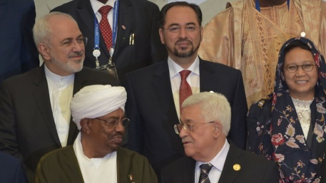 الرئيس الفلسطيني محمود عباس (اسفل اليمين) يتحدث مع الرئيس السوداني عمر البشير (اسفل اليسار) مع وزيرة خارجية اندونيسيا ريتنو مارسودي (اعلى اليمين) ووزير الخارجية الافغاني صلاح الدين رباني (مركز) ووزير الخارجية الإيراني محمد جواد ظريف في الخلفية، خلال افتتاح القمة الاستثنائية الخامسة لمنظمة التعاون الإسلامي حول فلسطين في جاكرتا، 7 مارس 2016 (Adek Berry/AFP) الرئيس الفلسطيني محمود عباس (اسفل اليمين) يتحدث مع الرئيس السوداني عمر البشير (اسفل اليسار) مع وزيرة خارجية اندونيسيا ريتنو مارسودي (اعلى اليمين) ووزير الخارجية الافغاني صلاح الدين رباني (مركز) ووزير الخارجية الإيراني محمد جواد ظريف في الخلفية، خلال افتتاح القمة الاستثنائية الخامسة لمنظمة التعاون الإسلامي حول فلسطين في جاكرتا، 7 مارس 2016 (Adek Berry/AFP)