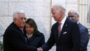 نائب الرئيس الأمريكي جو بادين (من اليمين) يصافح رئيس السلطة الفلسطينية محمود عباس خلال لقاء جمعهما في مدينة رام الله في الضفة الغربية، 9 مارس، 2016. (AFP/Abbas Momani)