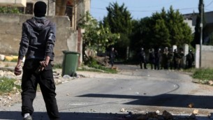 محتج فلسطيني في مواجهة القوات الإسرائيلية خلال اشتباكات في قرية كفر قدوم قرب نابلس، في الضفة الغربية، 11 مارس، 2016. (AFP/Jaafar Ashtiyeh)