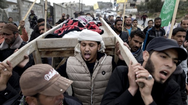 مشيعون فلسطينيون يحملون جثمان الطفلة إسراء أبو خوصة (6 أعوام) خلال جنازتها في 12 مارس، 2016 في بيت لاهيا شمال قطاع غزة. (AFP / MAHMUD HAMS) مشيعون فلسطينيون يحملون جثمان الطفلة إسراء أبو خوصة (6 أعوام) خلال جنازتها في 12 مارس، 2016 في بيت لاهيا شمال قطاع غزة. (AFP / MAHMUD HAMS)