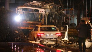 حافلة محروقة بعد هجوم بسيارة مفخخة في وسط انقرة، تركيا، 13 مارس 2016 (AFP/Erol Ucem)
