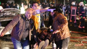 اشخاص يحملون شخص مصاب في شاحة هجوم بسيارة مفخخرة في ساحة مرزية في انقرة، 13 مارس 2016 (EROL UCEM / AFP)