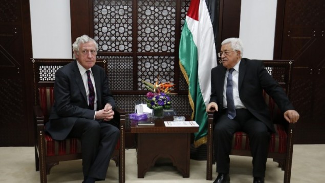 المبعوث الفرنسي للشرق الأوسط بيير فيمونت يلتقي برئيس السلطة الفلسطينية محمود عباس في 15 مارس، 2015، في مدينة رام الله بالضفة الغربية. (AFP / ABBAS MOMANI) المبعوث الفرنسي للشرق الأوسط بيير فيمونت يلتقي برئيس السلطة الفلسطينية محمود عباس في 15 مارس، 2015، في مدينة رام الله بالضفة الغربية. (AFP / ABBAS MOMANI)