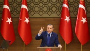 الرئيس التركي رجب طيب أردوغان خلال خلال خطاب له في القصر الرئاسي في أنقرة، 16 مارس، 2016. (AFP / ADEM ALTAN)