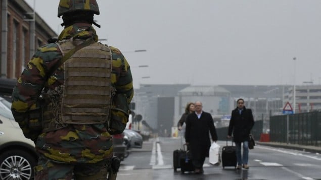جندي بلجيكي يحرس مدخل مطار بروكسل، 23 مارس 2016 (AFP / JOHN THYS)