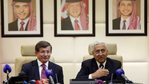 رئيس الوزراء التركي احمد داود اوغلو مع نظيره الأردني عبد الله النسور خلال لقائهما في العاصمة الأردنية عمان، 27 مارس 2016 (KHALIL MAZRAAWI / AFP)