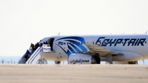 مسافرون يغادرون طائرة تابعة لشركة مصر للطيران تم اختطافها وتوجيها الى مطار لارنكا في قبرص، 29 مارس 2016 (GEORGE MICHAEL / AFP)