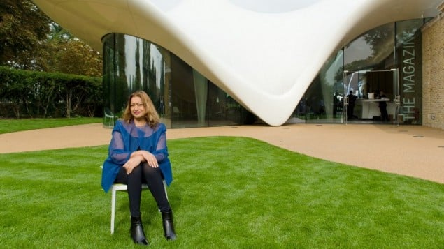 (ارشيف) المهندسة المعمارية العراقية-البريطانية زها حديد امام مبنى من تصميمها في لندن، 25 سبتمبر 2013 (LEON NEAL / AFP)