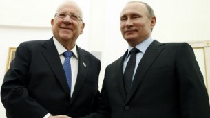 الرئيس الروسي فلاديمير بوتين يرحب بنظيره الإسرائيلي رؤوفين ريفلين خلال لقاء في الكرملين في موسكو، 16 مارس، 2016. (AFP PHOTO / POOL / MAXIM SHIPENKOV)