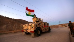 القوات الكردية العراقية تشارك في عملية مدعومة بغارت جوية أمريكية في بلدة سنجار الشمالية في 12 نوفمبر، 2015، لإستعادة البلدة من تنظيم ’الدولة الإسلامية’ وقطع خط إمدادات رئيسي لسوريا. (AFP PHOTO/SAFIN HAMED)