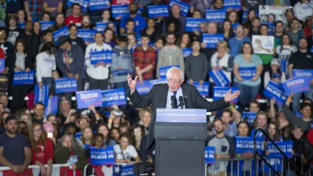 المرشح الرئاسي الديمقراطي بيرني ساندرز خلال خطاب في ولاية ويسكونسن، 26 مارس 2016 (Scott Olson/Getty Images/AFP)