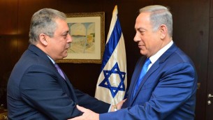 رئيس الوزراء بنيامين نتنياهو يرحب بالسفير المصري الجديد الى اسرائيل حازم خيرت في القدس، 29 فبراير 2016 (Prime Ministers Office)