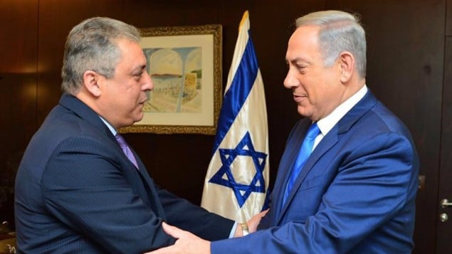 رئيس الوزراء بنيامين نتنياهو يرحب بالسفير المصري الجديد الى اسرائيل حازم خيرت في القدس، 29 فبراير 2016 (Prime Ministers Office)