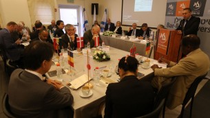 وزير الامن العام والدبلوماسية العامة جلعاد اردان يخاطب دبلوماسيين اجانب في جامعة بار إيلان، 22 مارس 2016 (Yoni Reif)
