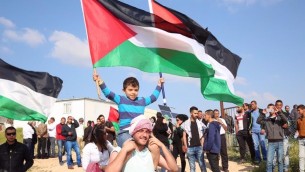 عرب في إسرائيل يحيون ذكرى ’يوم الأرض’  خلال مسيرة في بلدة عرابة في الجليل، 30 مارس، 2016. (القائمة المشتركة)
