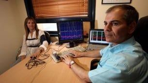 صورة توضيحية لتحقيق بمساعدة جهاز كاشف الكذب في 26 يونيو، 2011 في القدس. (Yossi Zamir/Flash 90)