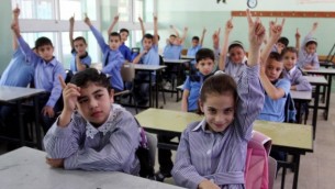 أطفال فلسطينيون خلال اليوم الأول في العام الدراسي في مدينة رام الله بالضفة الغربية، 4 سبتمبر، 2011. (Issam Rimawi/Flash90)