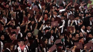 طلاب فلسطينيون خلال حفل تخرجهم في جامعة بير زيت، 18 مايو، 2012. (Issam Rimawi/Flash90)