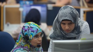 نساء بدويات يعملن في مركز خدمة العملاء التابع لشركة "بيزك" في 27 يوليو، 2015. مركز الخدمات الهاتفية يقع في مسجد، في بلدة الحورة العربية.  تم تشغيل النساء من خلال مركز "ريان" للتشغيل في مدينة رهط. خبراء التوظيف يقولون بأنهم يريدون التركيز على مسارات مهنية ذات جودة بالإضافة إلى وظائف على مستوى مبتدئين. (Miriam Alster/Flash90)