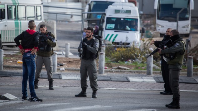 صورة توضيحية لقوات الامن الإسرائيلية توقف شاب فلسطيني عند مدخل مخيم شعفاط في القدس الشرقية، 2 ديسمبر 2015 (Hadas Parush/Flash90) صورة توضيحية لقوات الامن الإسرائيلية توقف شاب فلسطيني عند مدخل مخيم شعفاط في القدس الشرقية، 2 ديسمبر 2015 (Hadas Parush/Flash90)