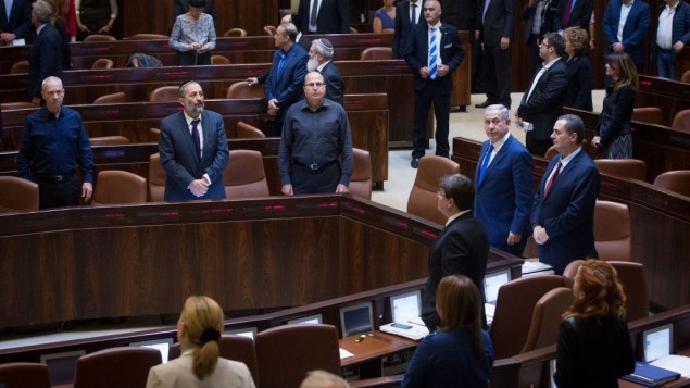 رئيس الوزراء بنيامين نتنياهو في الكنيست خلال مراسيم ذكرى لرئيس الوزراء السابق ارئيل شارون، 29 فبراير 2016 (Miriam Alster/Flash90)