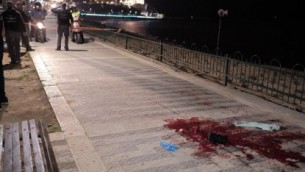 قوى الأمن في موقع هجوم الطعن الذي أسفر عن مقتل شخص واحد وإصابة 9 آخرين في ميناء يافا، 8 مارس، 2016.(Tomer Neuberg/Flash90)