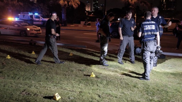 قوى الأمن في موقع هجوم الطعن الذي أسفر عن مقتل شخص واحد وإصابة 9 آخرين في ميناء يافا، 8 مارس، 2016. (Tomer Neuberg/Flash90
