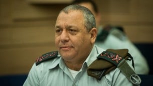 رئيس هيئة الأركان العامة للجيش الإسرائيلي غادي آيزنكوت خلال مشاركته في لجنة الشؤون الخارجية والدفاع في الكنيست في القدس، 15 مارس، 2016. (Yonatan Sindel/Flash90)