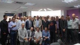 السفير البلجيكي السيد جون كورنت ديليسيوس، ومجموعة  BETA ومستثمرون وشركات رأس مال إستثماري ومبادرون في زيارة لمركز حاضنة الناصرة للأعمال، 12 مايو، 2015.  (Courtesy)
