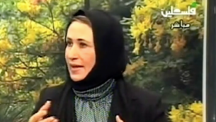 النائبة في المجلس التشريعي الفلسطيني نجاة أبو بكر تتحدث إلى الإعلام الفلسطيني في 2010. (لقطة شاشة: YouTube)