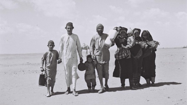 يهود يمنيون يسيرون باتجاه عدن، حيث يوجد مخيم استقبال، قبل هجرتهم الى اسرائيل، 1949 (Kluger Zoltan/Israeli National Photo Archive/public domain)
