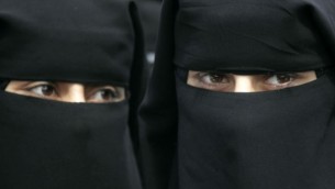 صورة توضيحية للنقاب. (Abed Rahim Khatib/Flash 90)