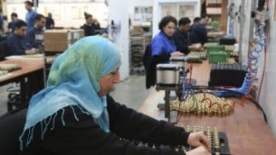 سيدة فلسطينية تعمل في مصنع ’صودا ستريم’ في ميشور أدوميم، 2 فبراير، 2014. ( Nati Shohat/Flash90)