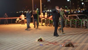قوى الأمن في موقع هجوم الطعن الذي أسفر عن مقتل شخص واحد وإصابة 9 آخرين في ميناء يافا، 8 مارس، 2016. (Judah Ari Gross/Times of Israel)